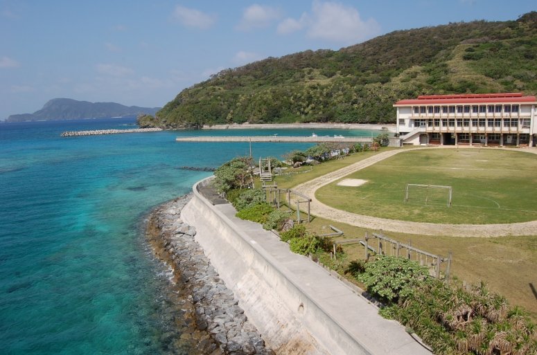 慶留間小中学校の外観